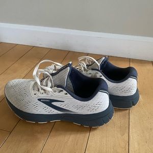 Brooks Anthem 4 running sneakers size 7.5